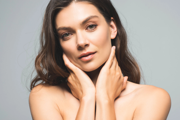 femme brune portrait se tient le cou avec les mains 600 x 400