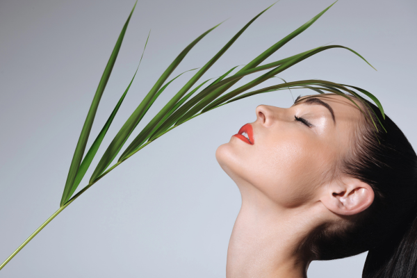 femme et feuille plante 600 x 400